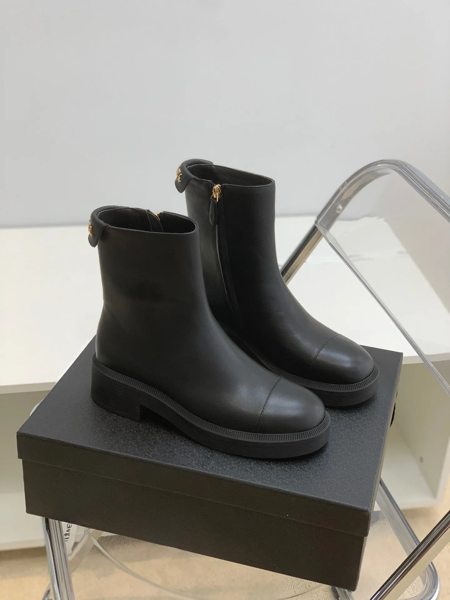 SE692  Size 5-10   Material: Cowhide  Lining: Sheep skin Sole: Rubber Daytona Boots