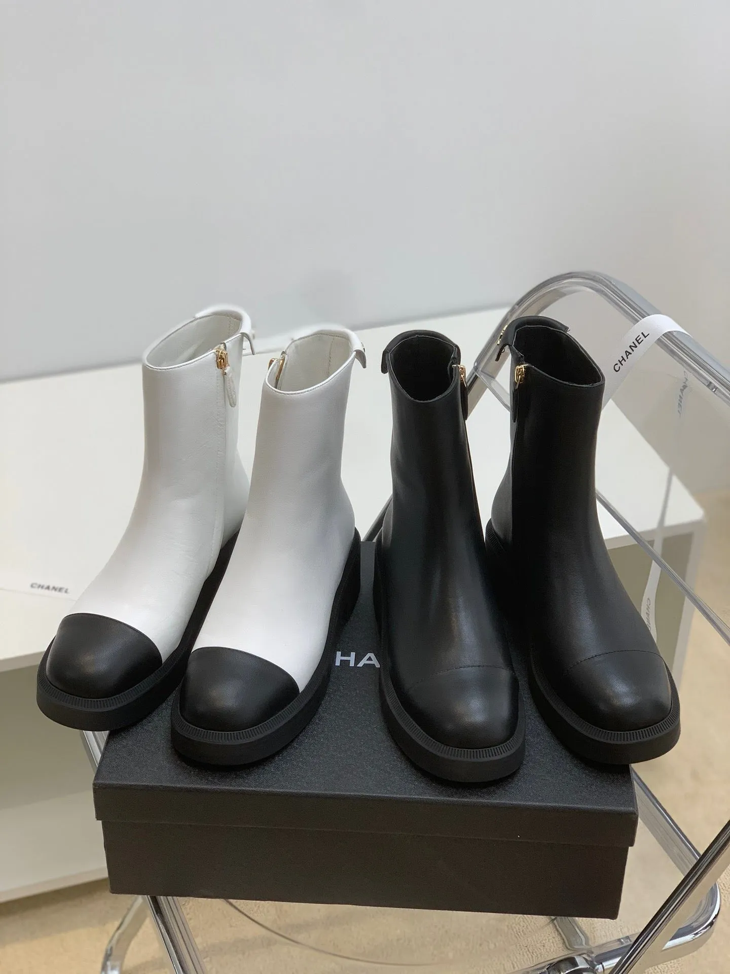 Doctor Boots SE692  Size 5-10   Material: Cowhide  Lining: Sheep skin Sole: Rubber