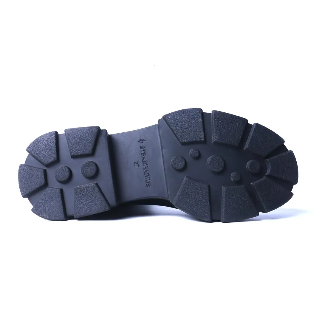 The Derby Shoe STRADIVARIUS .