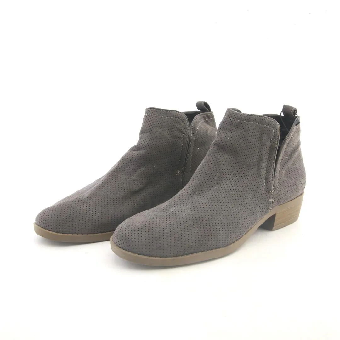 Brogue School Shoes UNIVERSAL THREAD .