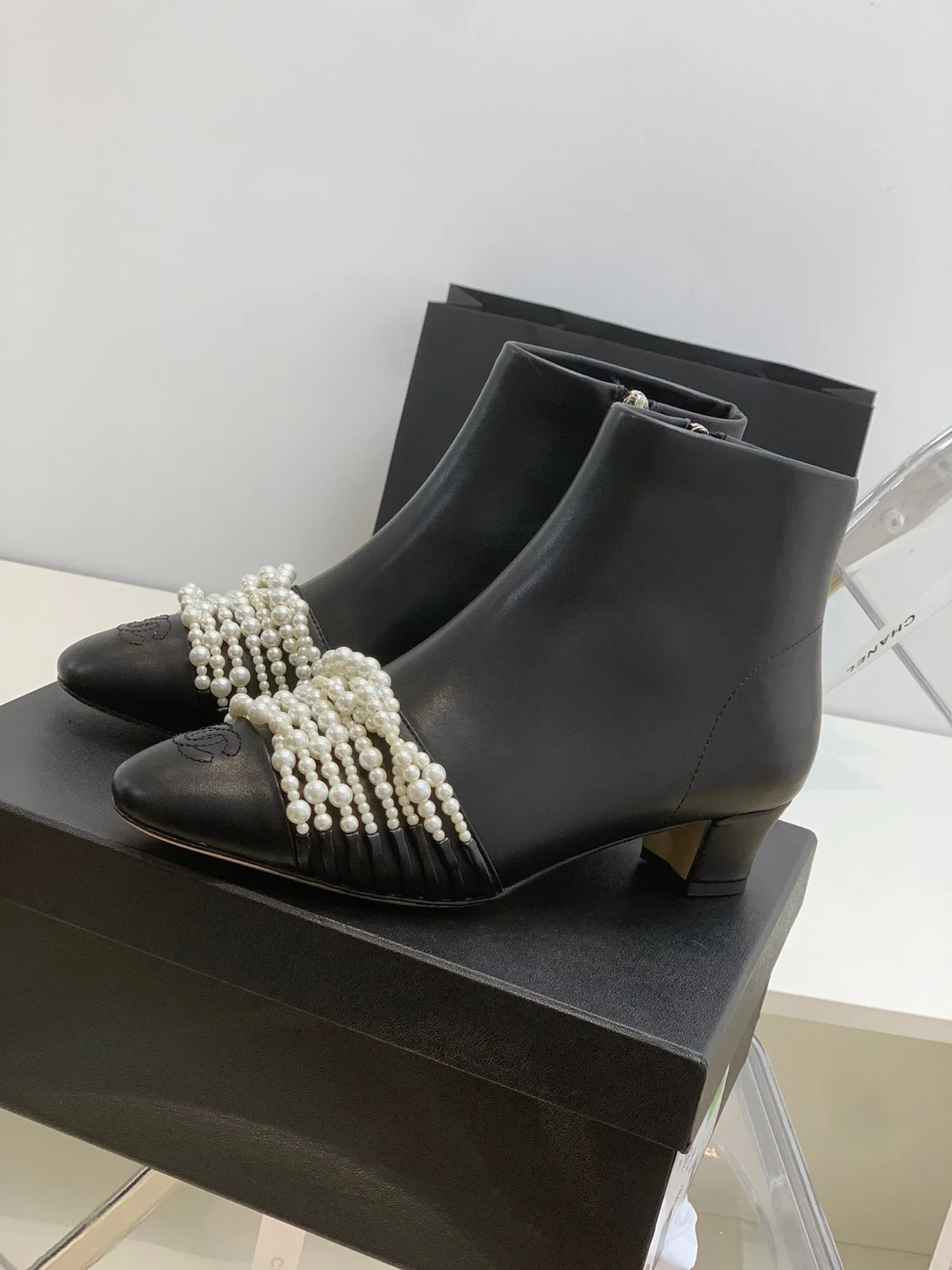 High Heel Boots Knee SE706  Size 5-9  Heels:4cm Shaft measures approximately 4.7 from arch Material: Cowhide  Lining: Sheepskin Sole: Italian leather