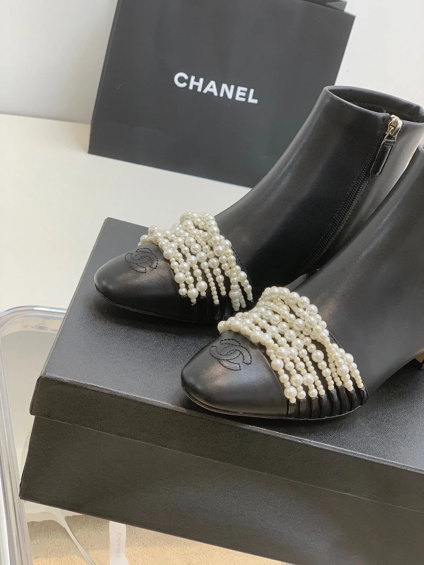 Leatherette Boots SE706  Size 5-9  Heels:4cm Shaft measures approximately 4.7 from arch Material: Cowhide  Lining: Sheepskin Sole: Italian leather