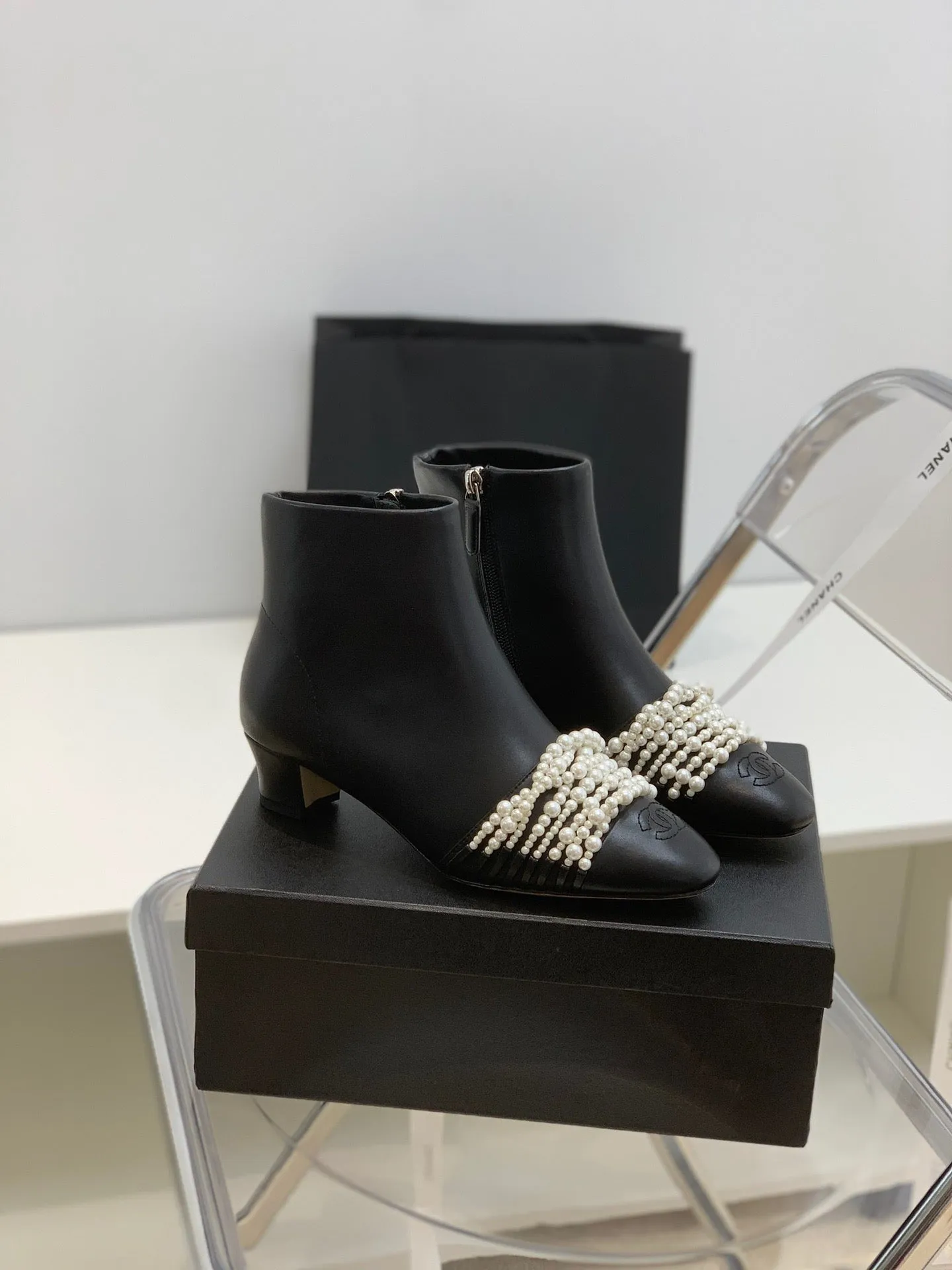 SE706  Size 5-9  Heels:4cm Shaft measures approximately 4.7 from arch Material: Cowhide  Lining: Sheepskin Sole: Italian leather Composite Toe Boots