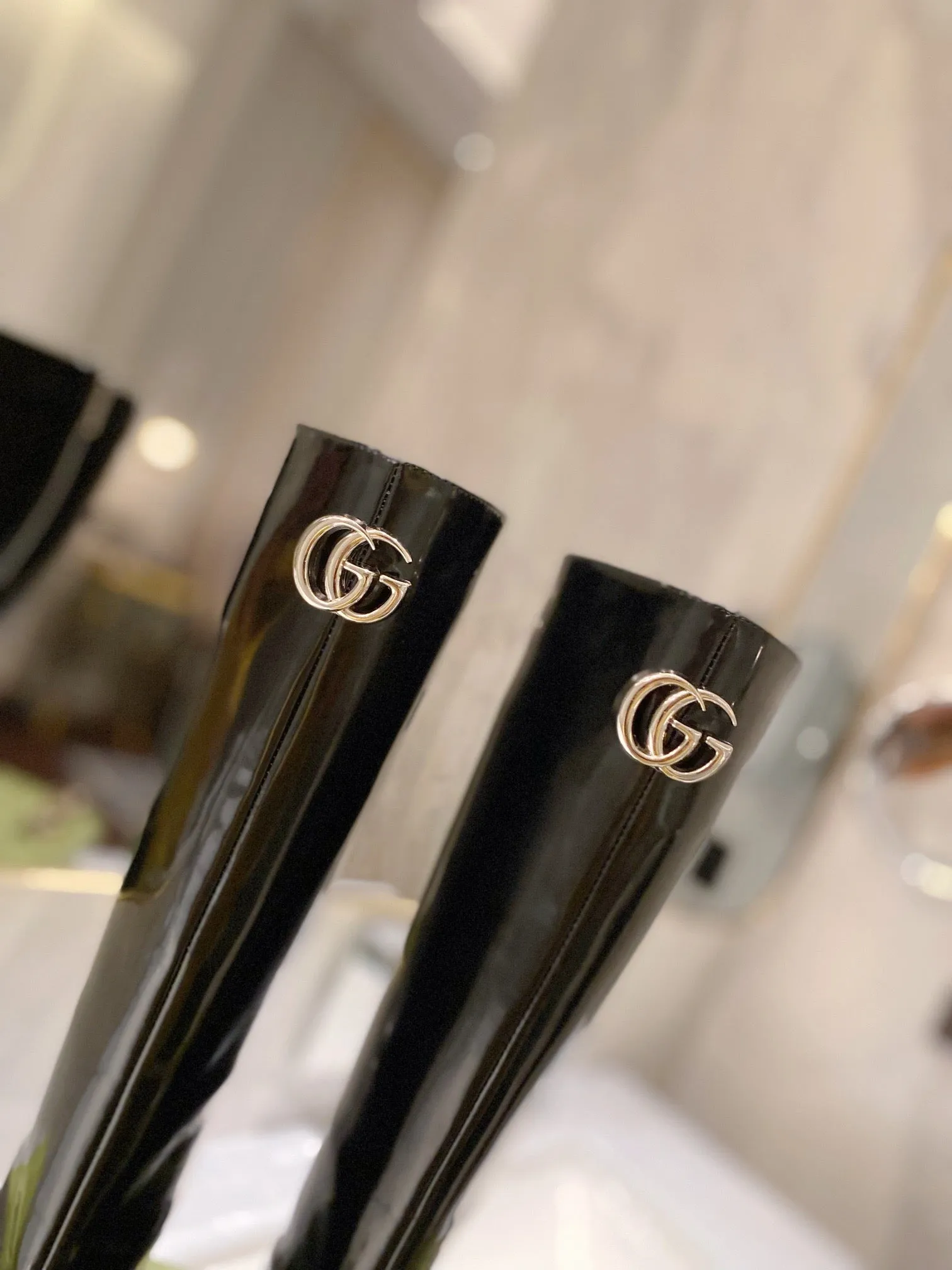 SE700   Size 5-10   Heels:3cm Shaft measures approximately 15.5 from arch Material: Cowhide  Lining: Sheep skin