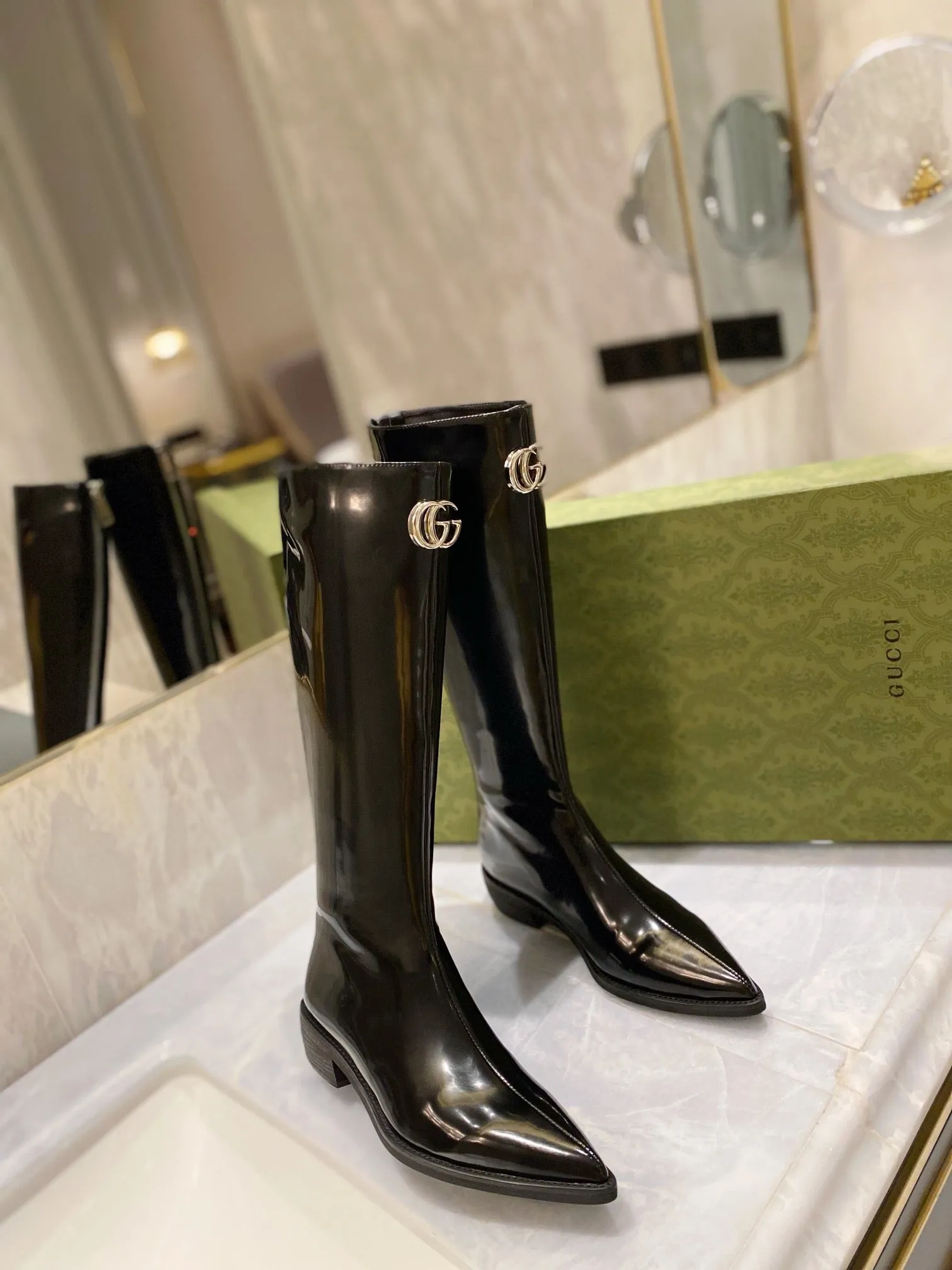 Frye Cowgirl Boots SE700   Size 5-10   Heels:3cm Shaft measures approximately 15.5 from arch Material: Cowhide  Lining: Sheep skin