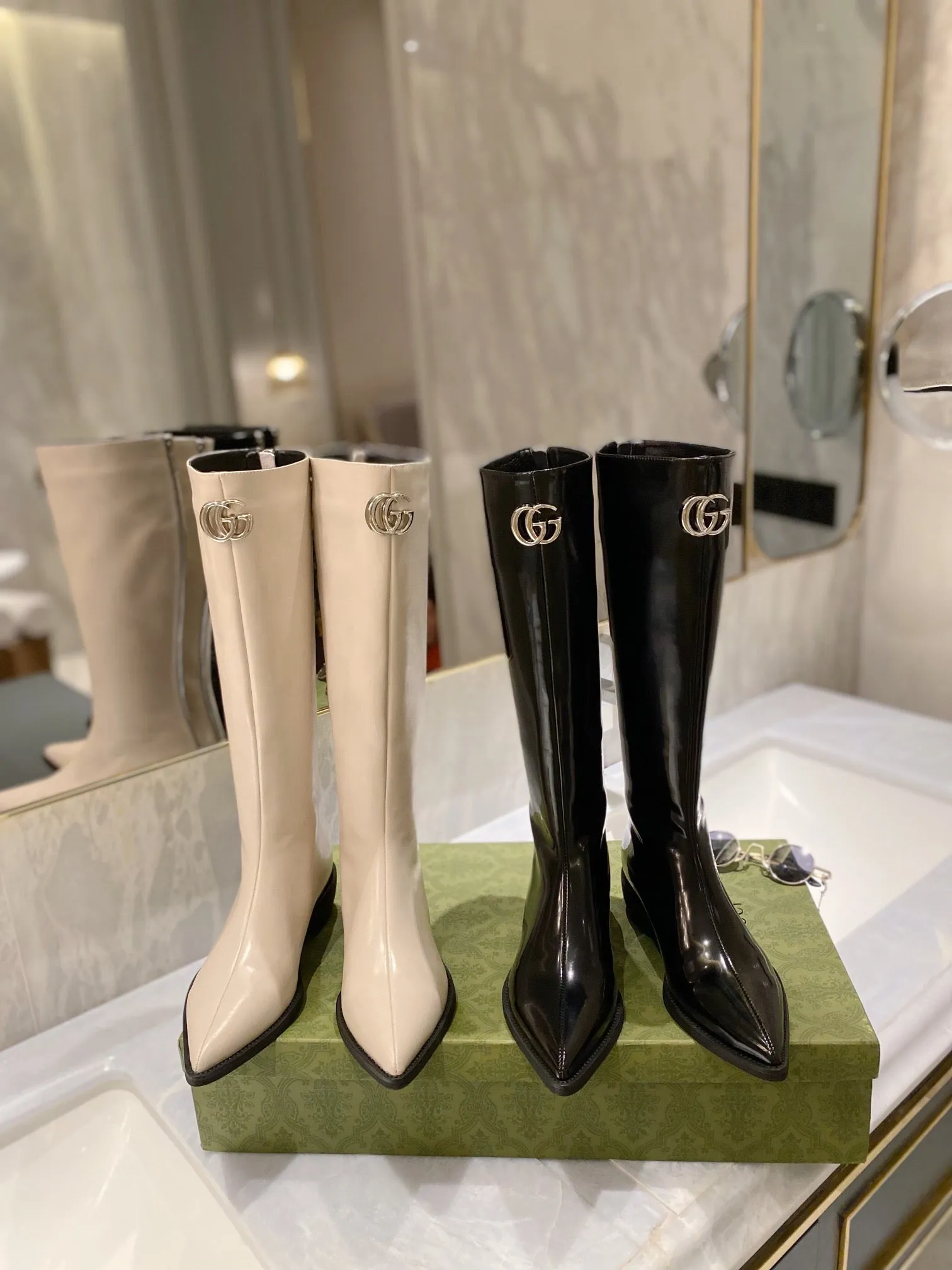 Highest Rated Winter Boots SE700   Size 5-10   Heels:3cm Shaft measures approximately 15.5 from arch Material: Cowhide  Lining: Sheep skin