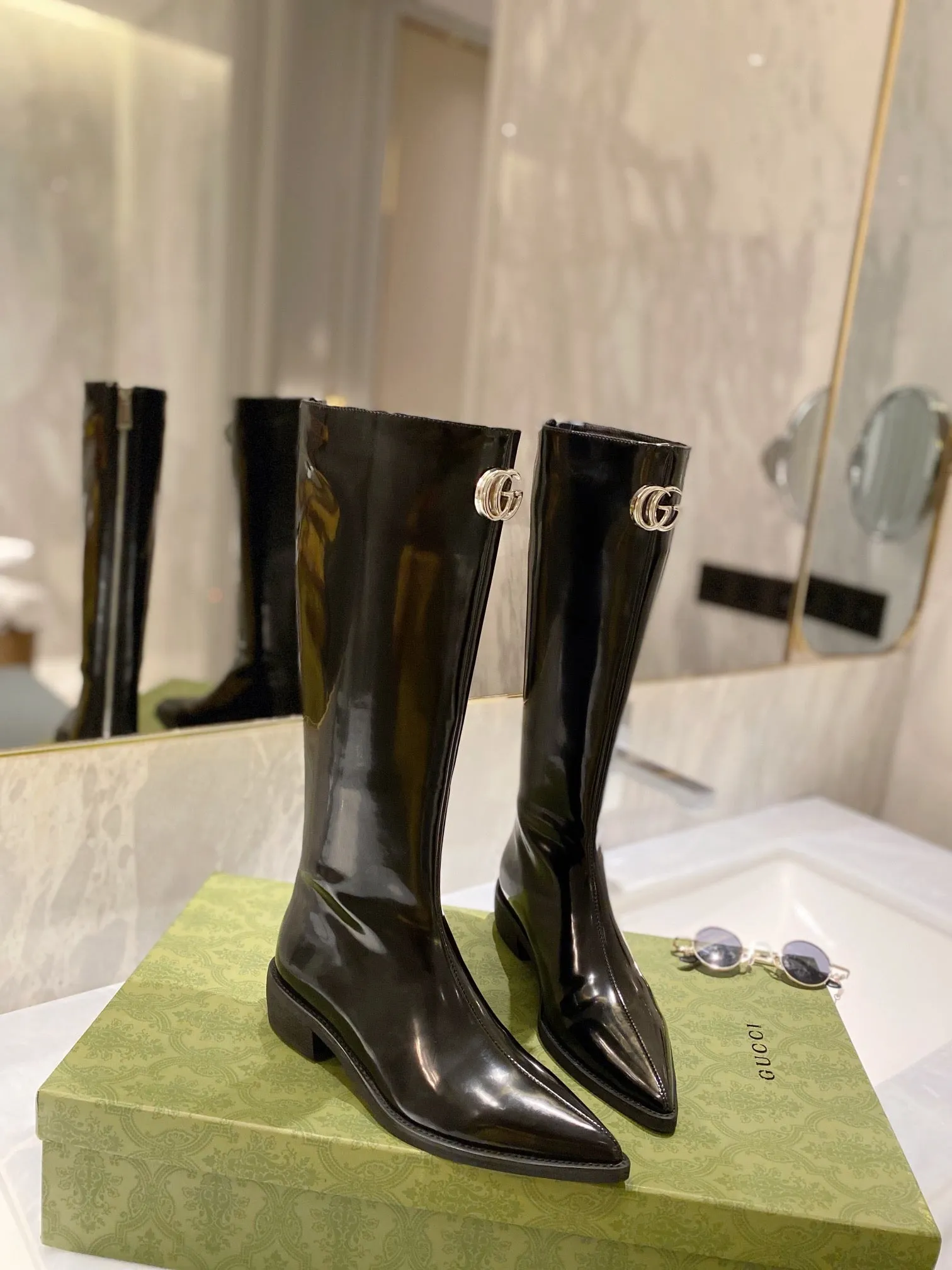 SE700   Size 5-10   Heels:3cm Shaft measures approximately 15.5 from arch Material: Cowhide  Lining: Sheep skin