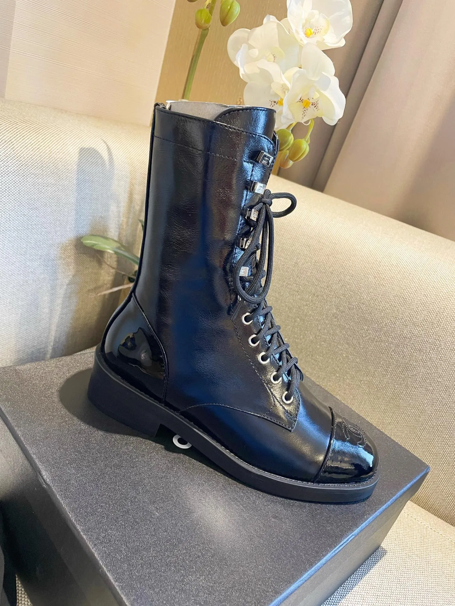 SE652  Size 5-9  Material: Cowhide  Lining: Sheep skin Sole: Italian leather