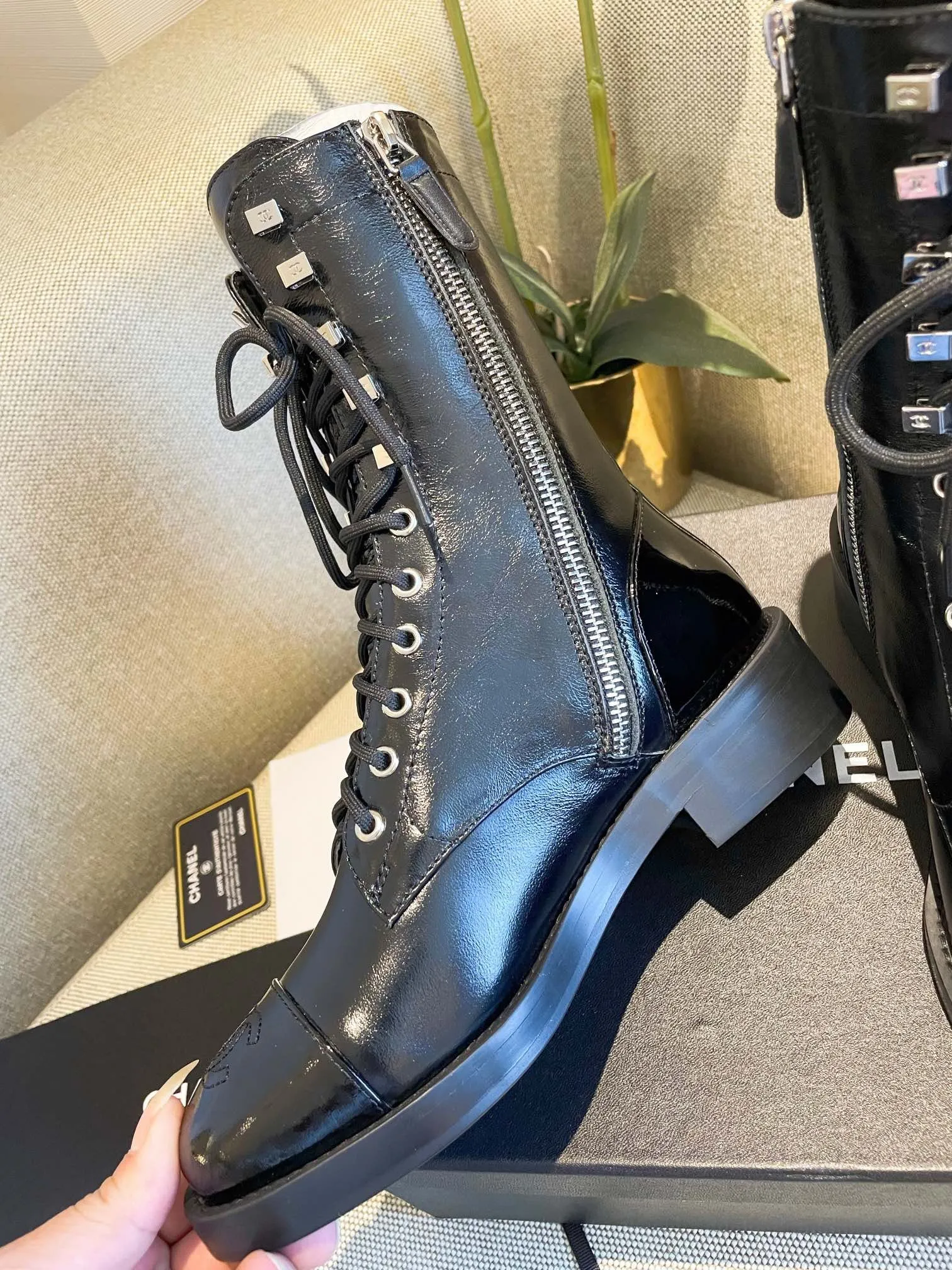 SE652  Size 5-9  Material: Cowhide  Lining: Sheep skin Sole: Italian leather Waterproof Barefoot Boots