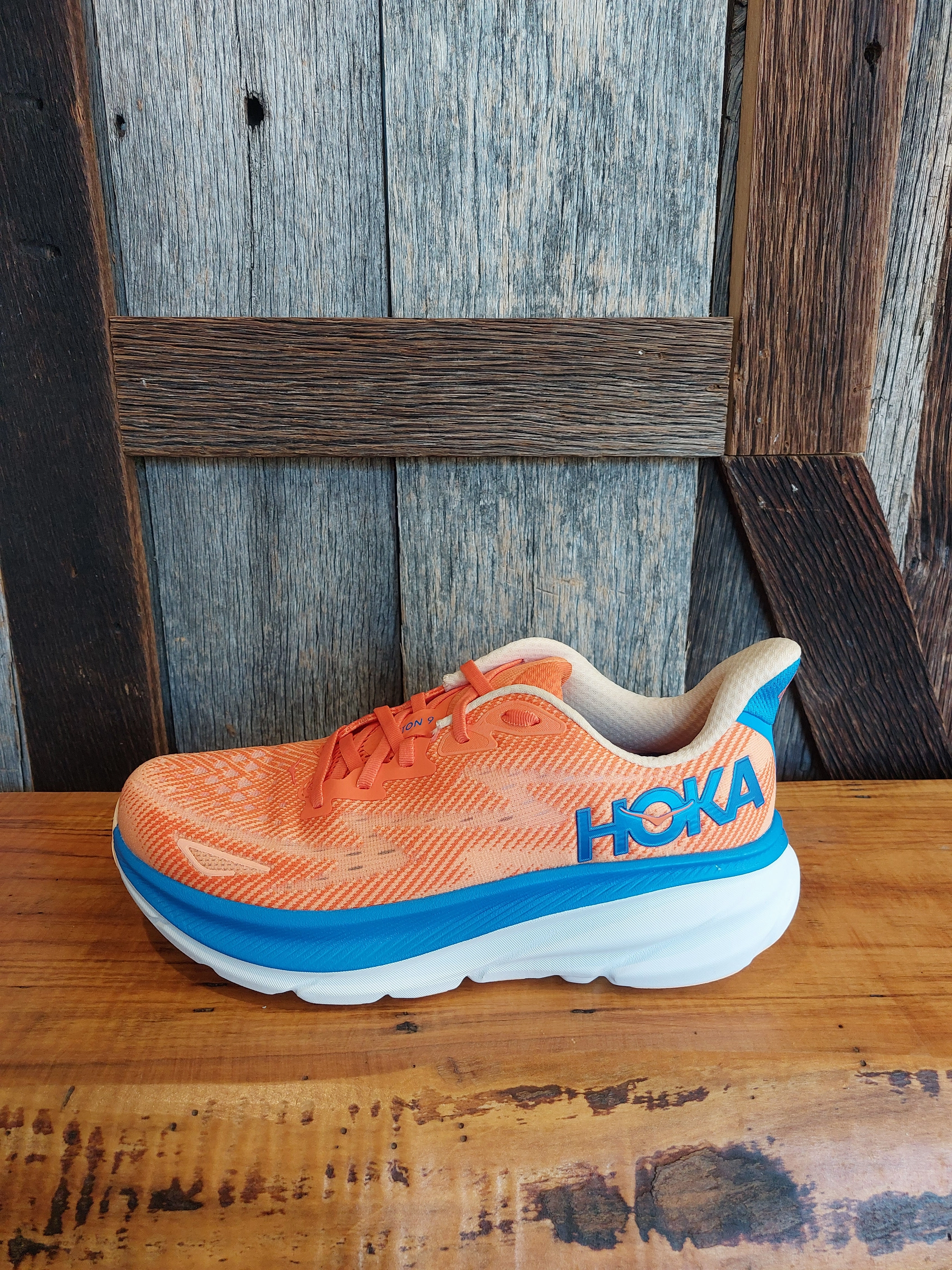 Does Room Sell Shoes M Hoka Clifton 9