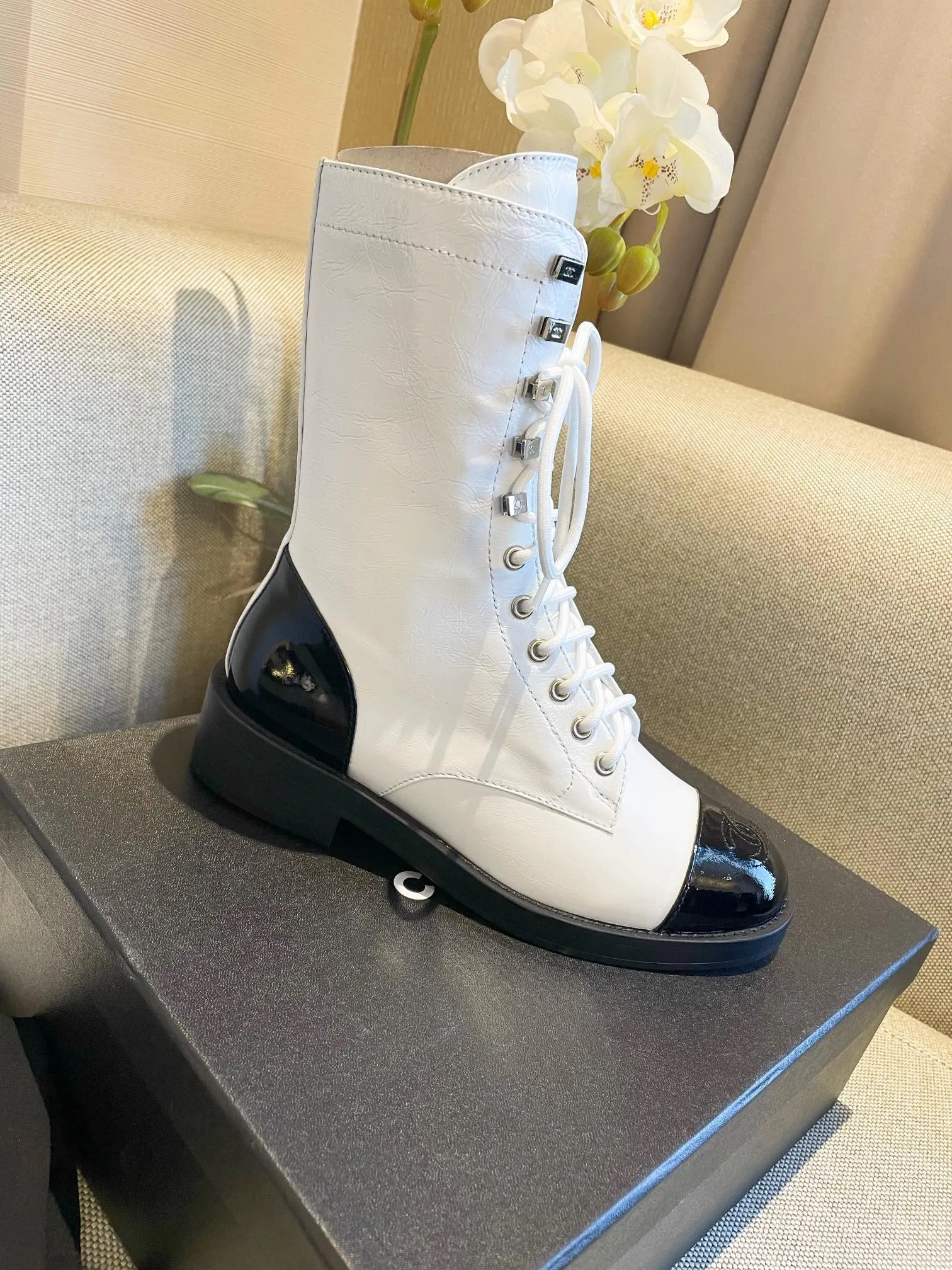 Boots Burberry SE651  Size 5-9  Material: Cowhide  Lining: Sheep skin Sole: Italian leather