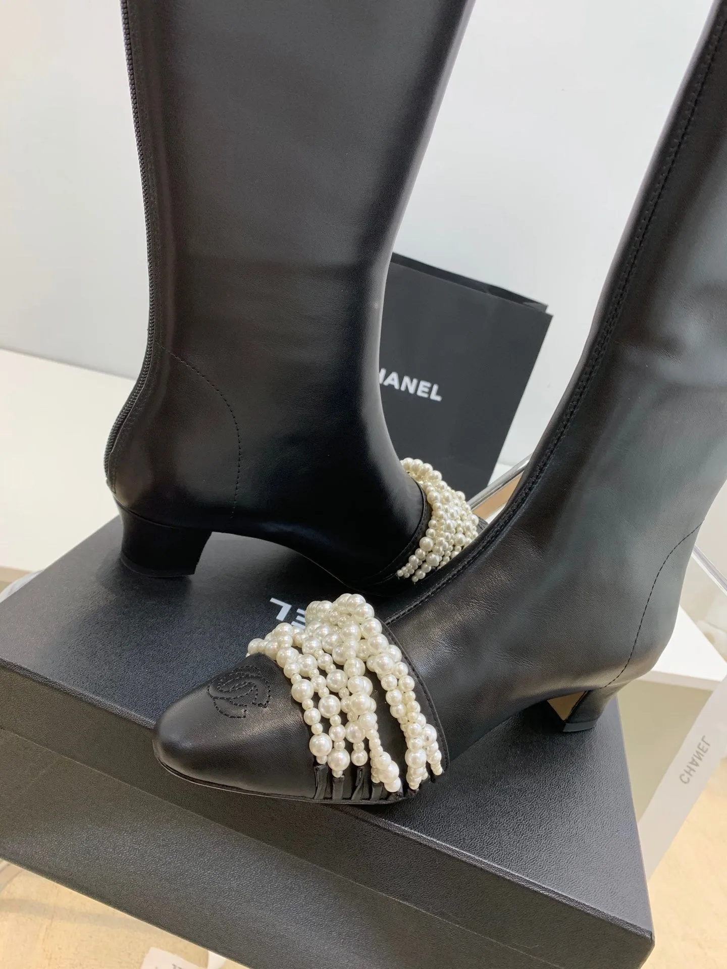 SE705  Size 5-9   Heels:4cm Shaft measures approximately 14.6 from arch Material: Cowhide  Lining: Sheepskin Sole: Italian leather Chukka Boots In Suede