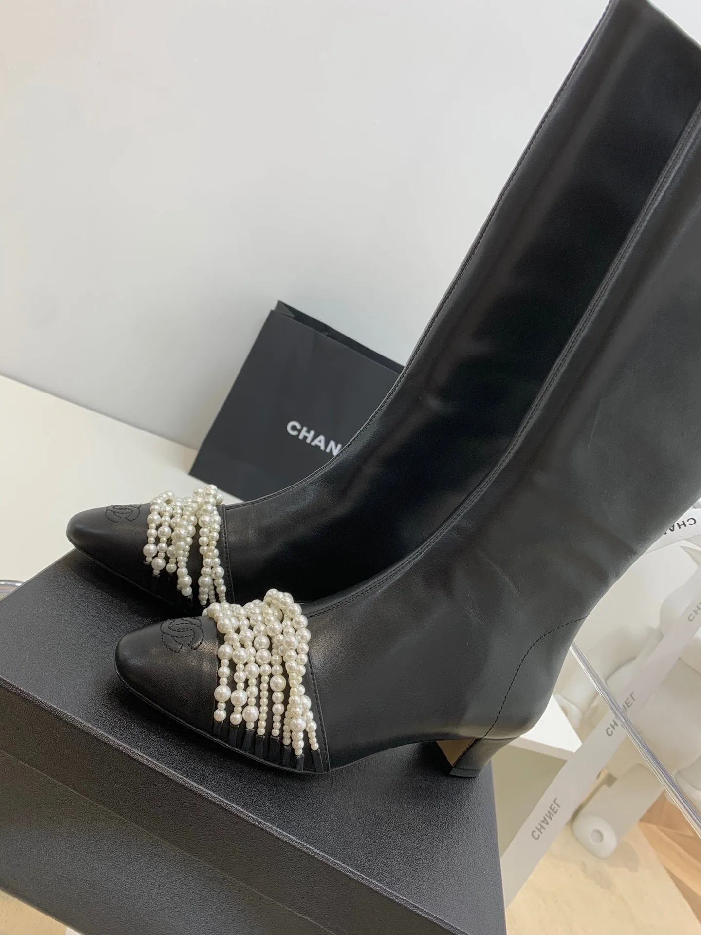 SE705  Size 5-9   Heels:4cm Shaft measures approximately 14.6 from arch Material: Cowhide  Lining: Sheepskin Sole: Italian leather Cebu Boots