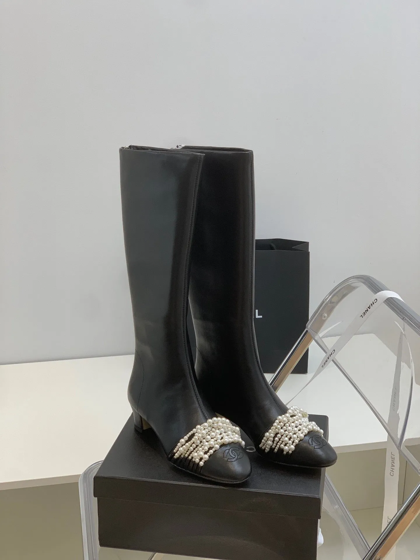 Insulated Waterproof Boots SE705  Size 5-9   Heels:4cm Shaft measures approximately 14.6 from arch Material: Cowhide  Lining: Sheepskin Sole: Italian leather