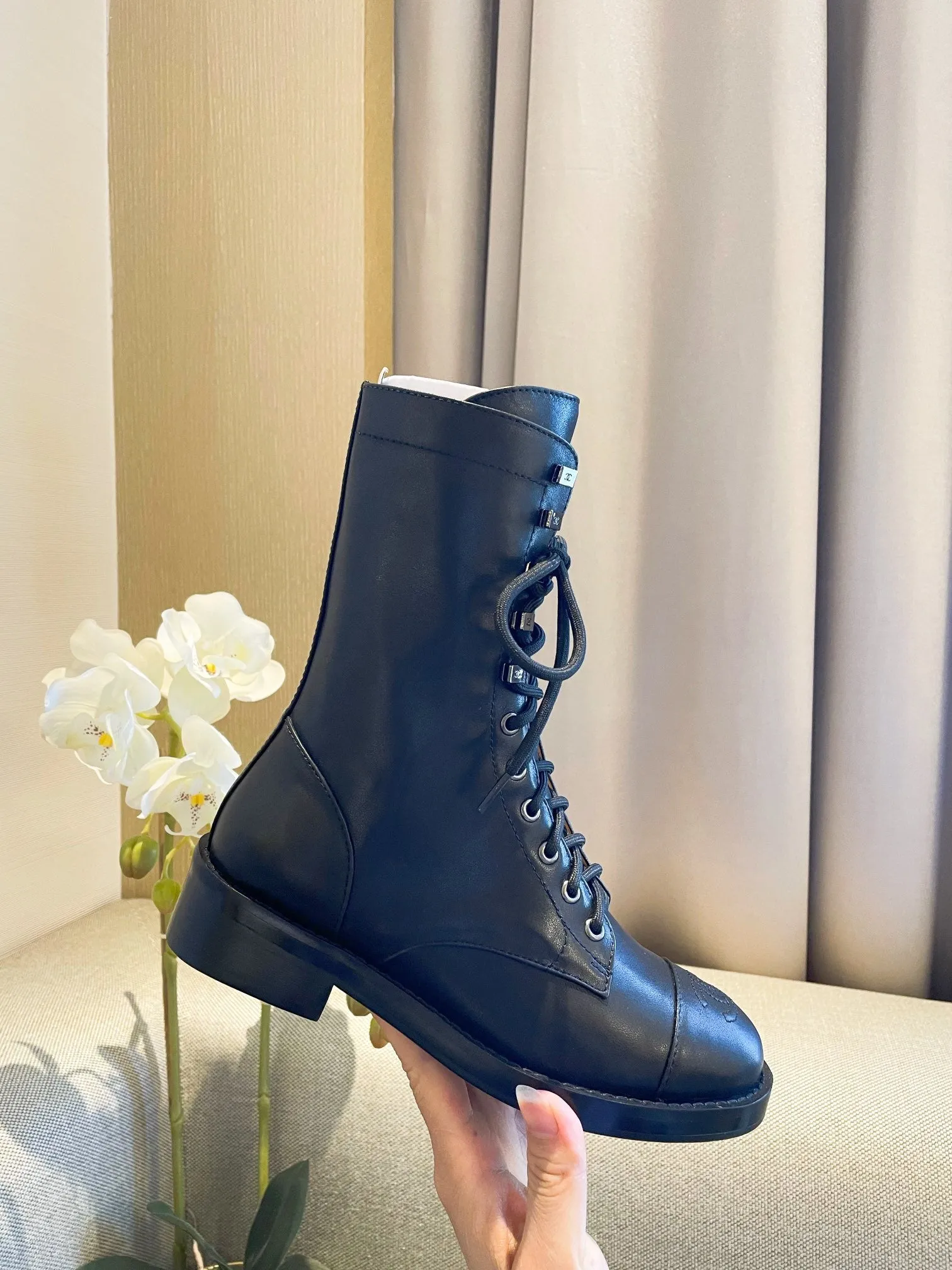 SE650  Size 5-9    Material: Cowhide  Lining: Sheep skin Sole: Italian leather Frog Rain Boots