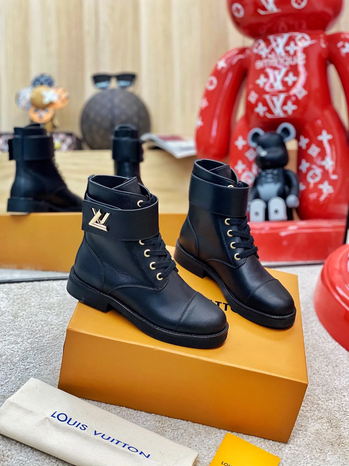 SE657  Size 4-10 Ski Boots And Bindings