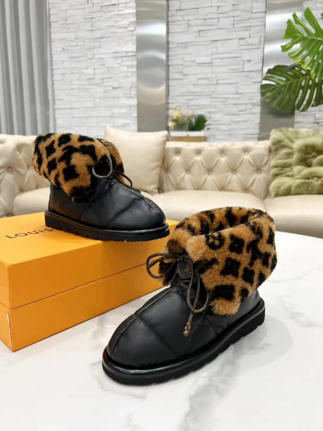 SE694  Size 5-12 Fishskin Boots