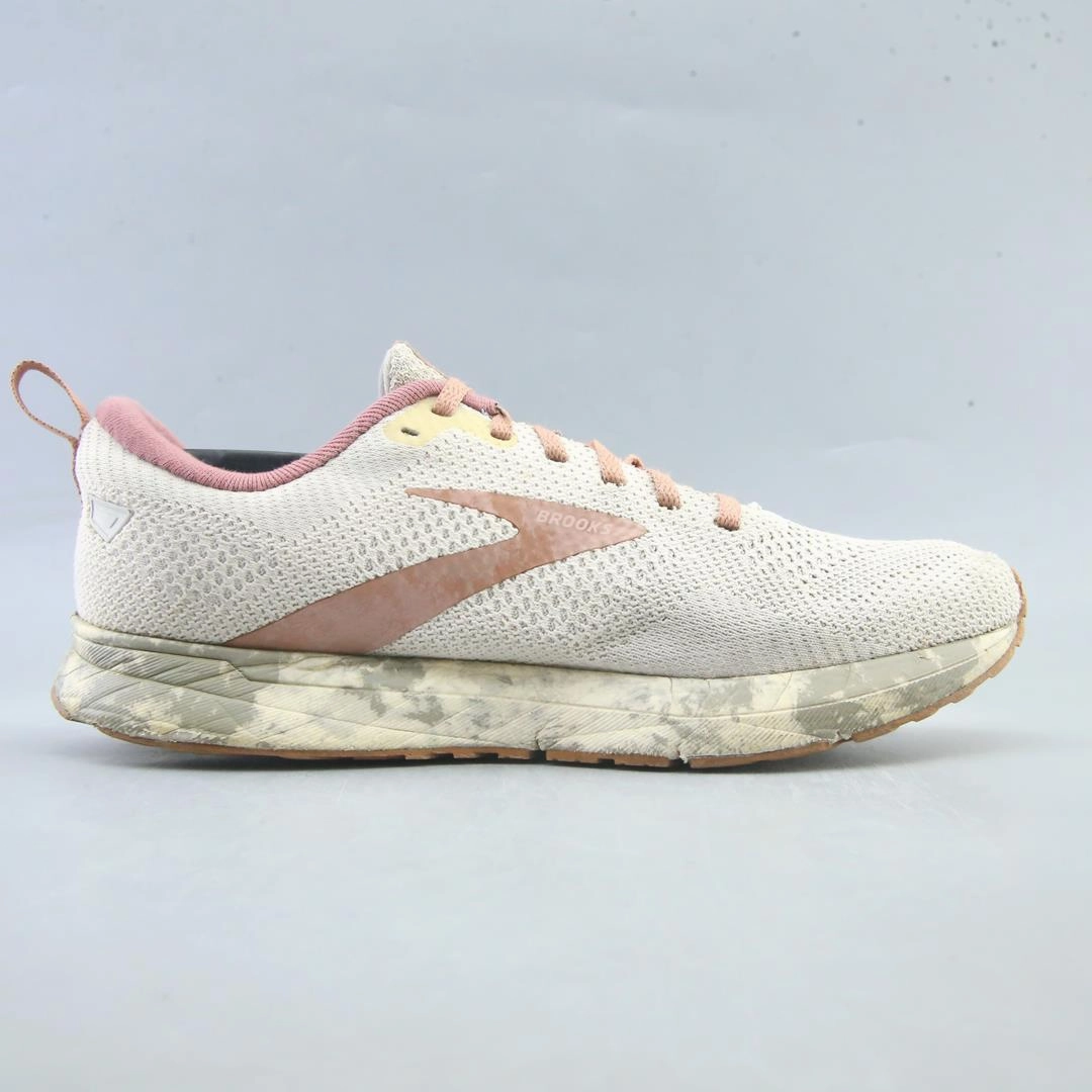 BROOKS REVEL 6 Running Shoes On Beach