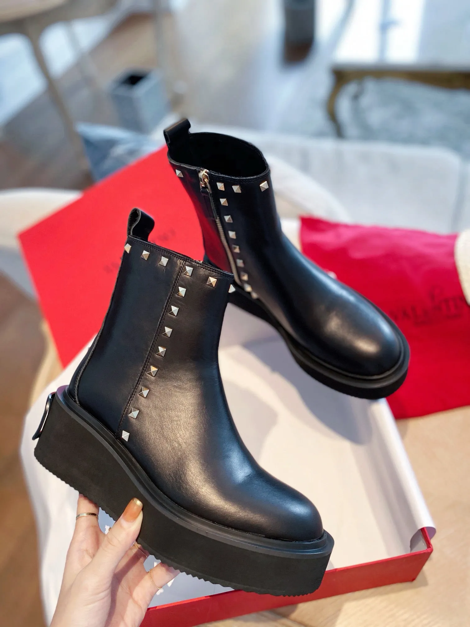 SE643  Size 4-10 Italian Boots