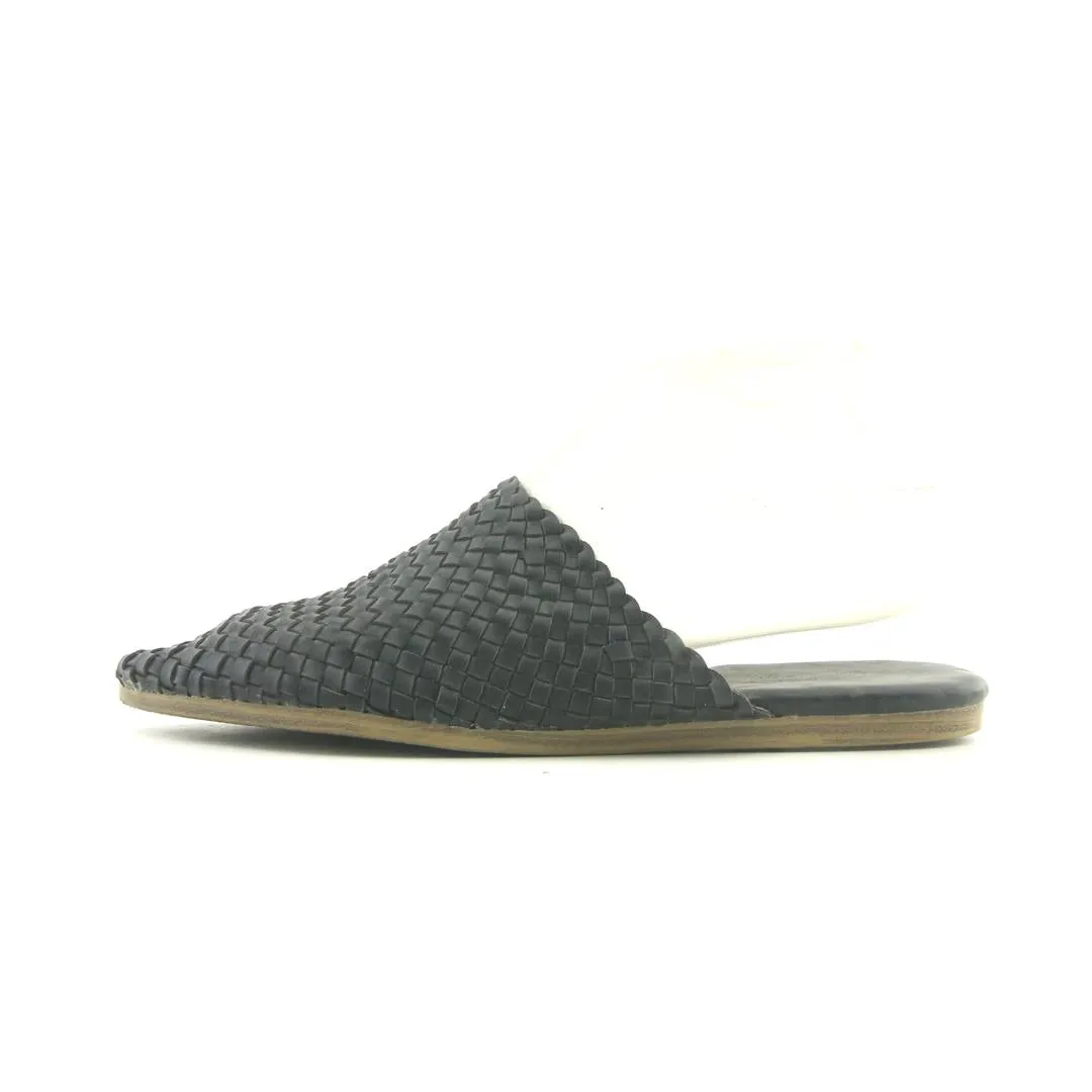 UNIVERSAL THREAD . Billy Low Top Oxfords