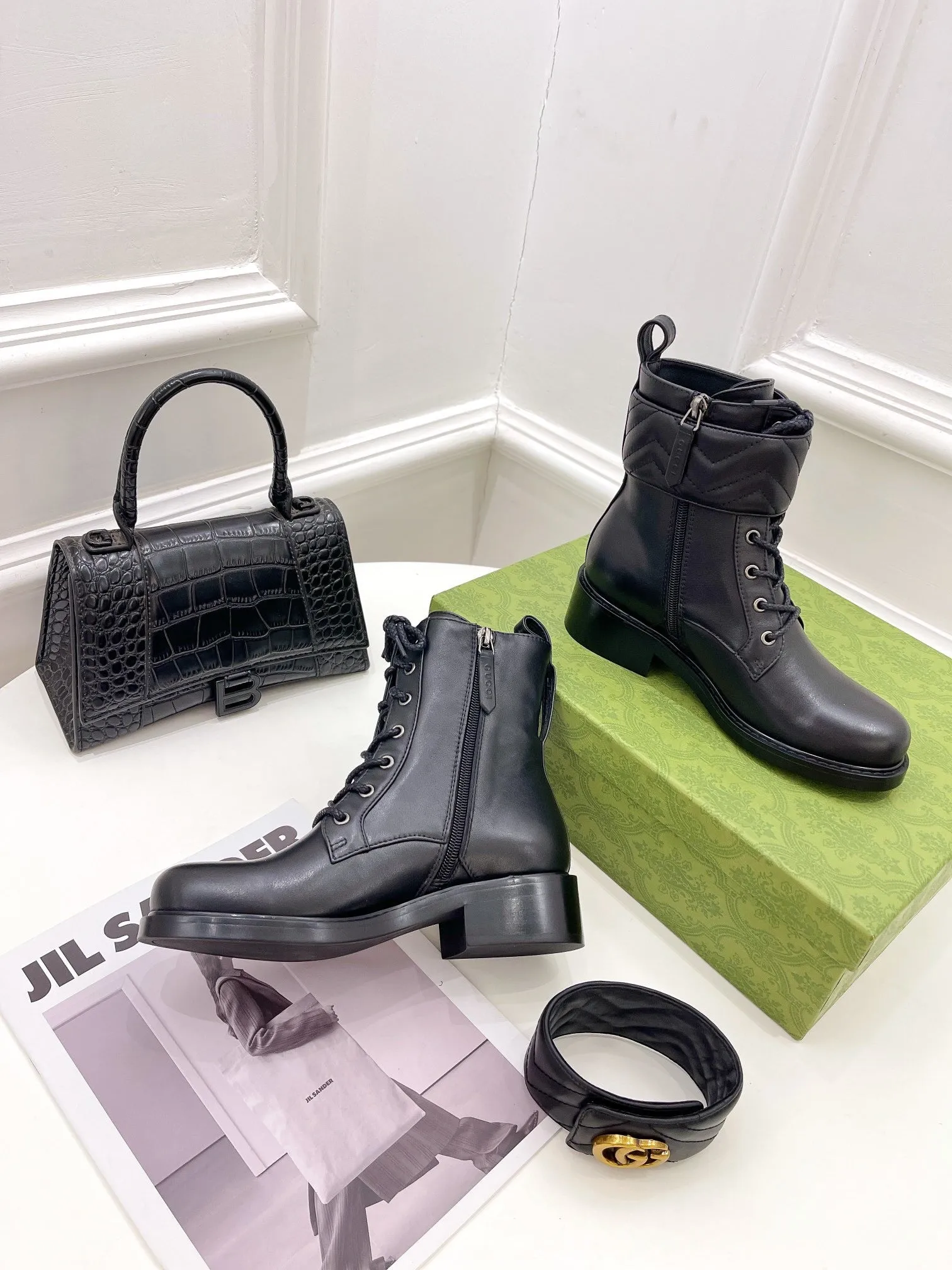 SE690  Size 5-10    Material: Cowhide   Lining: Sheep skin Sole: Rubber Step In Snowboard Boots