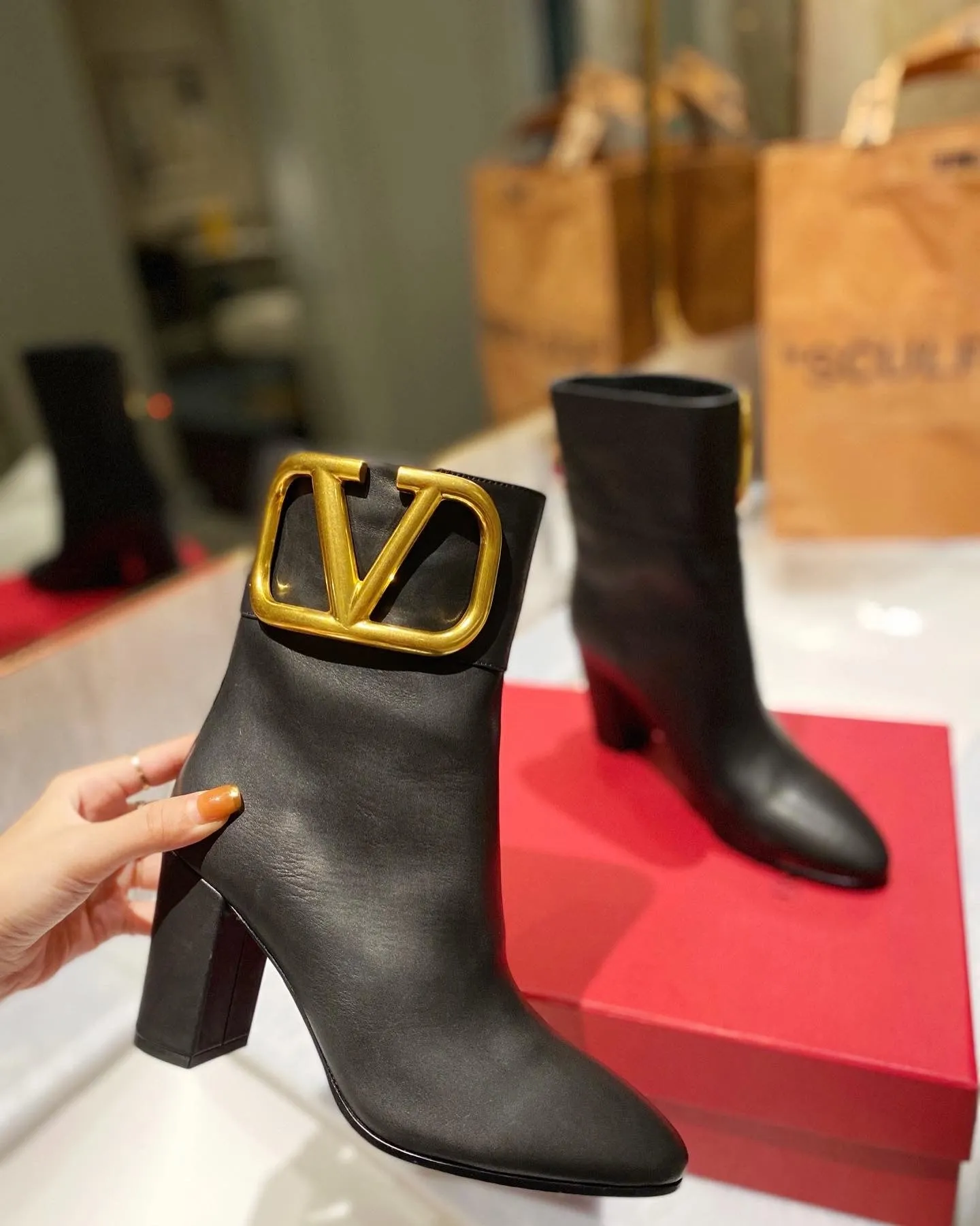 SE794  Size5-11   Heels:8cm Material: Cowhide  Lining: Sheep skin Sole: Italian leather Bertuchi Boots