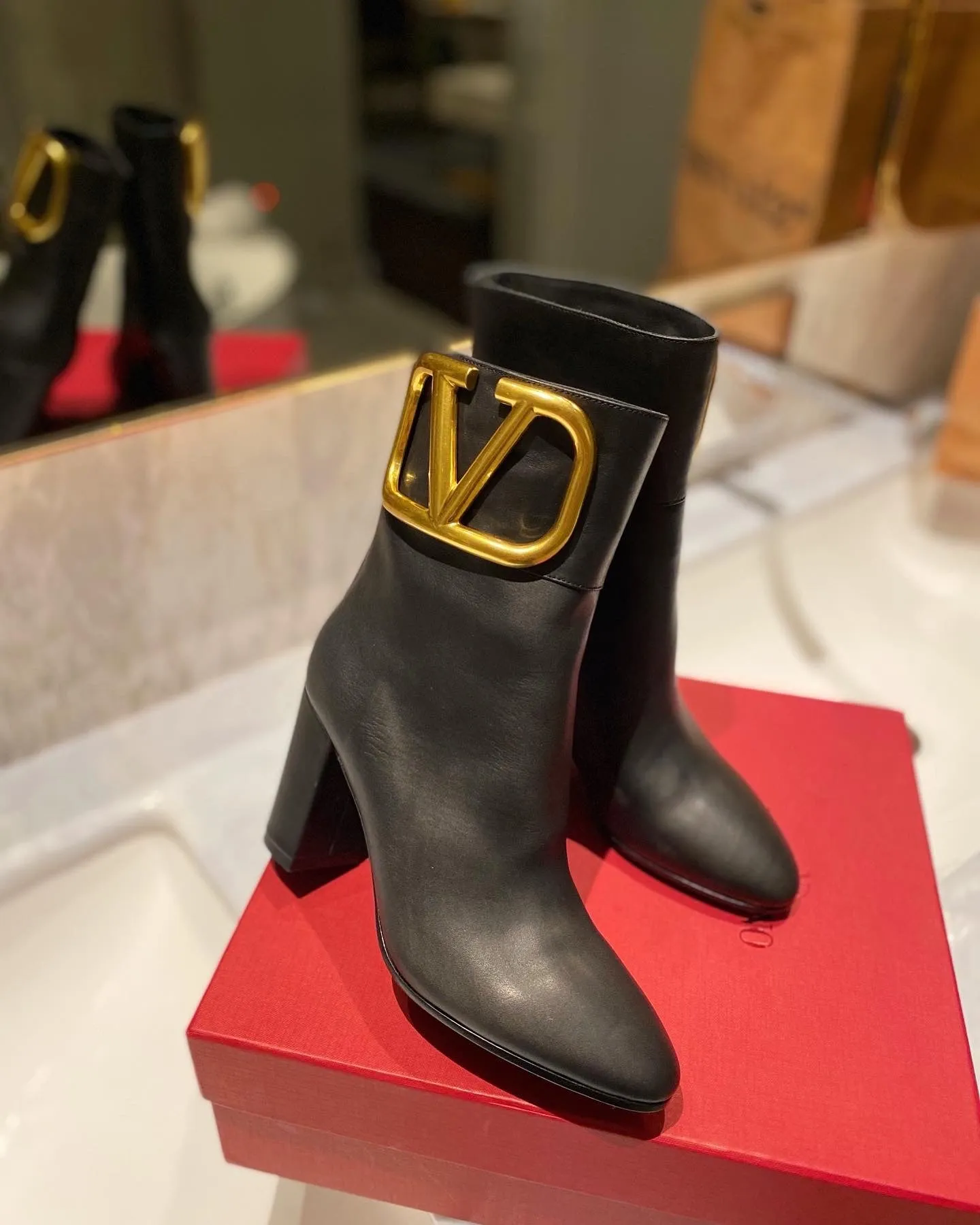 Chuka Boots SE794  Size5-11   Heels:8cm Material: Cowhide  Lining: Sheep skin Sole: Italian leather